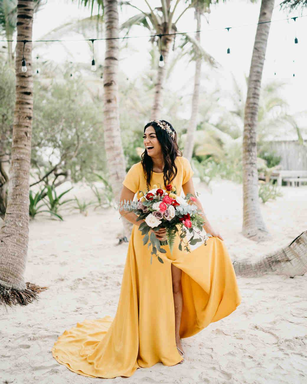 För ett strandbröllop i boho-stil, välj en gul bröllopsklänning