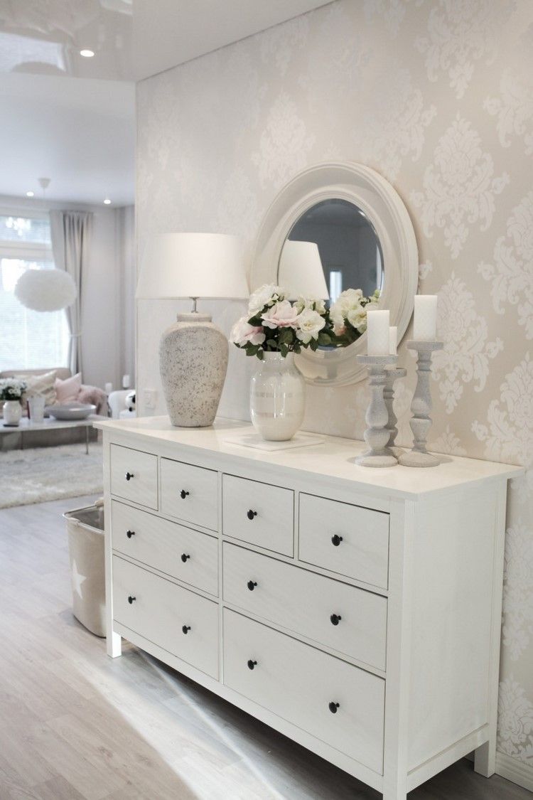 lantlig stil vit byrå dekorera bordslampa ljusstak och vas med rosor väggspegel