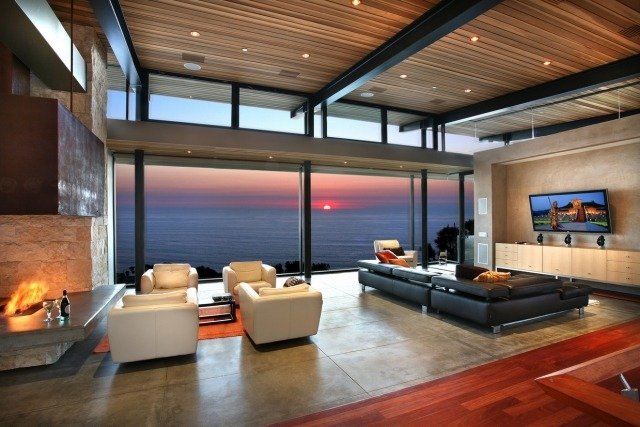 panoramautsikt-villa-vid-havet-design-vardagsrum-öppen-spis-soffa-läder