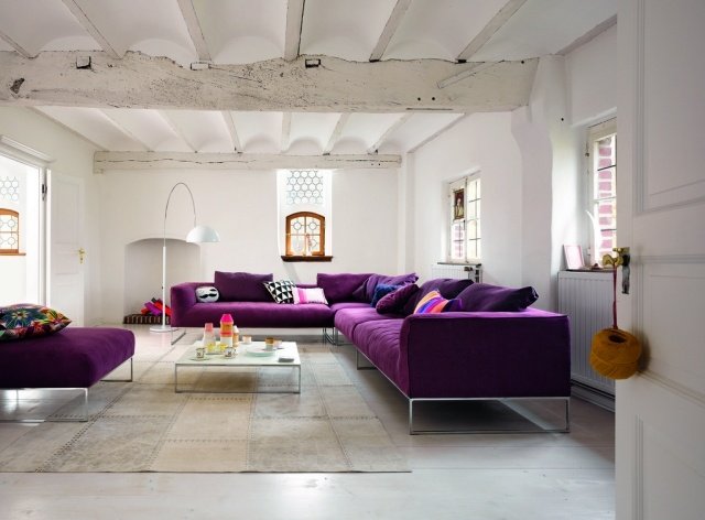 vardags-idéer-vardagsrum-design-soffa-set-lila-kasta kuddar-soffbord-metall-glas