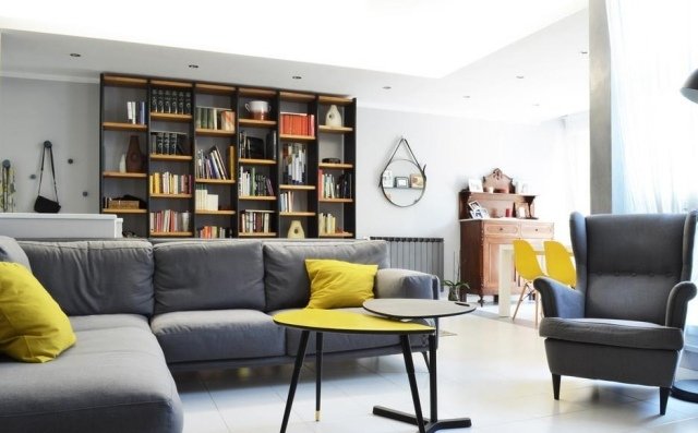 design-färger-vardagsrum-modern-stoppad-soffa-gul-soffa kuddar