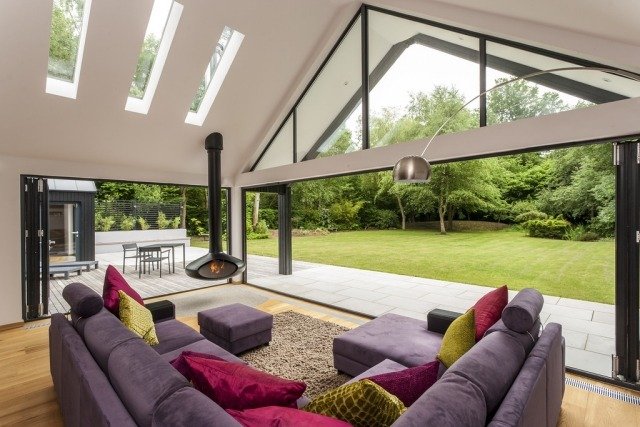 vardagsrum-design-soffa-skandinavisk-hängande-eldstad-svarta takfönster