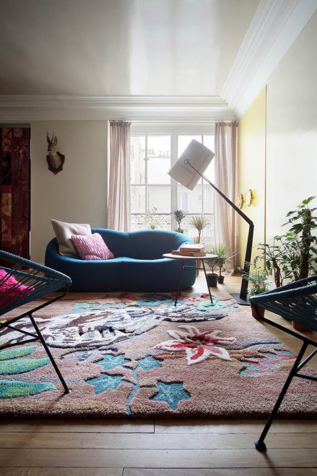 vardagsrum-matta-blomma-motiv-golvlampa-retro-soffa-design-modern