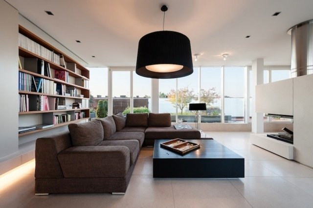 Design-vardagsrum-modern-hängande lampa-inomhus-öppen spis-vita väggar