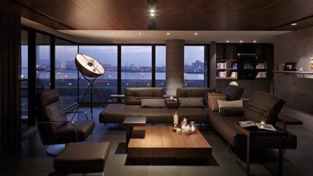 Design-vardagsrum-färger-mörka-möbler-läder-fåtölj-panoramautsikt