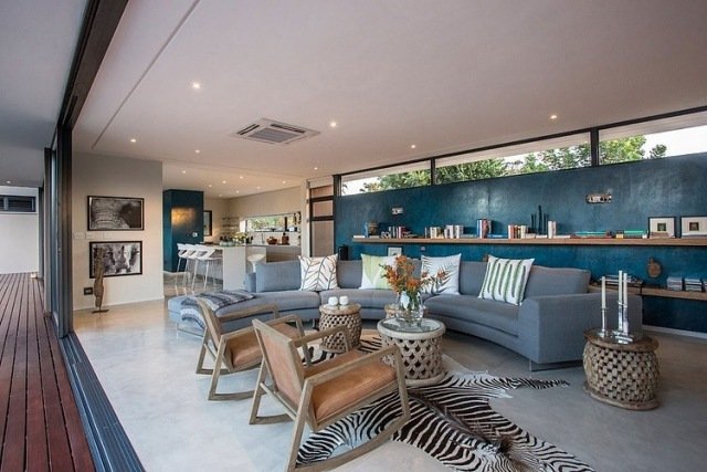 modern-villa-skjutdörrar-vardagsrum-mysig-design-zebramatta