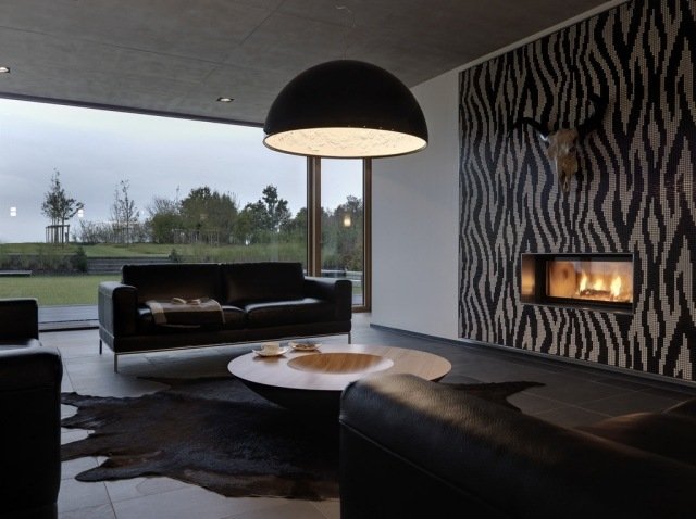 vardagsrum-design-soffa-mörka-färger-maskulin-atmosfär-vägg-design-ränder