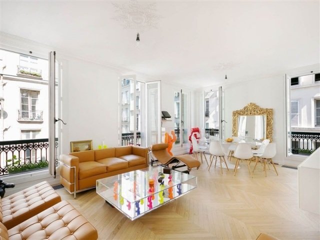 vardagsrum-vitt-läder-soffa-design-klassisk-barock-spegel-ram-guld-look