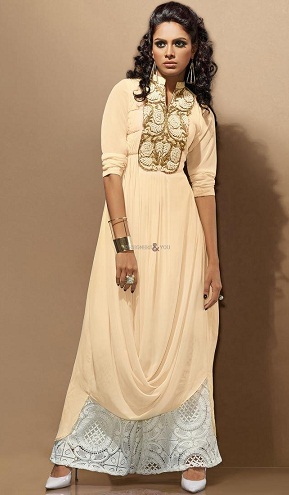 Salwar -puku laskostetulla tyylillä