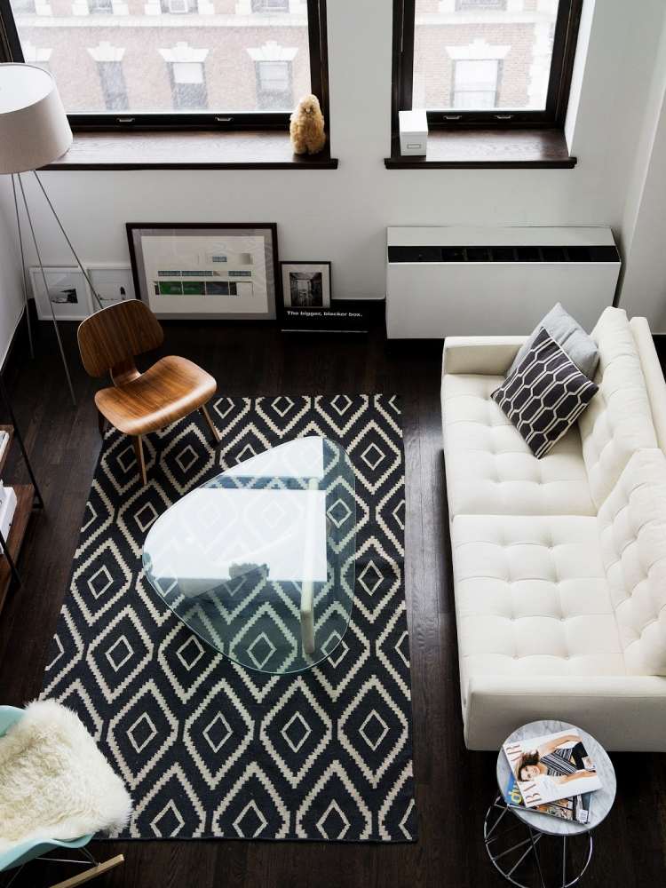 möbleringsidéer-vardagsrum-mysigt-skandinaviskt-matta-mönster-svart-vitt-soffglas-bord