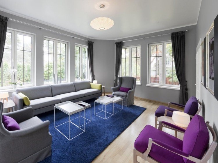 möbleringsidéer-vardagsrum-mysig-soffa-grå-matta-blå-stoppad fåtölj-violett
