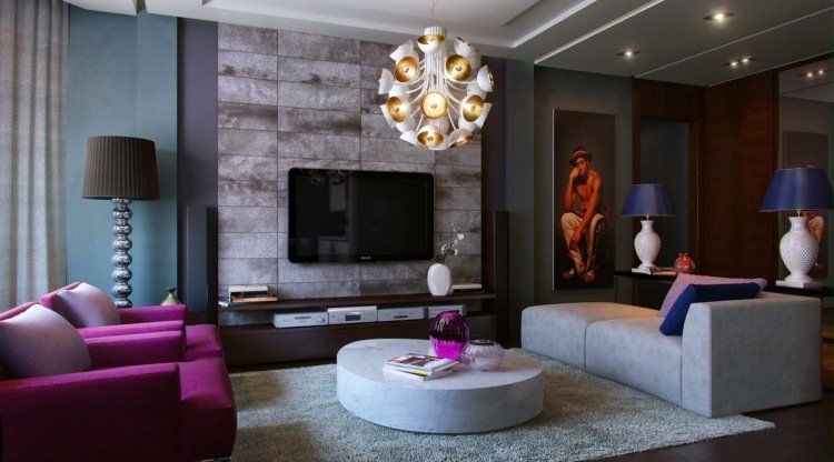 inredningsidéer-vardagsrum-mysigt-grått-modernt-posltersessel-violett-väggfärg-turkos