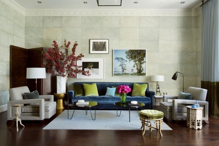 möbleringsidéer-vardagsrum-mysig-soffa-klädsel-sammet-blå-kuddar-gröna sidobord