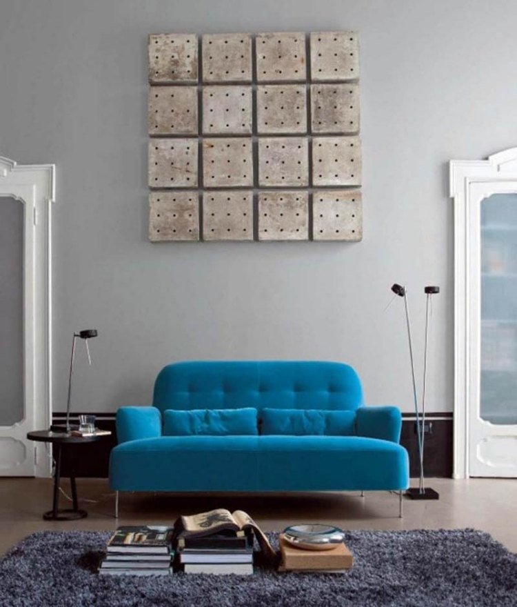 möbleringsidéer-vardagsrum-mysigt-design-modern-soffa-blå-vägg-dekoration-bild-modul-tallrikar