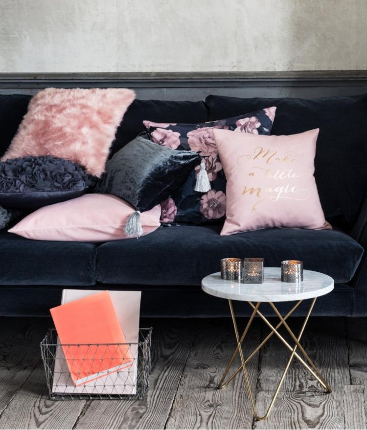 möbleringsidéer-vardagsrum-mysig-soffa-klädsel-svart-kuddar-rosa-golvbräda-deco