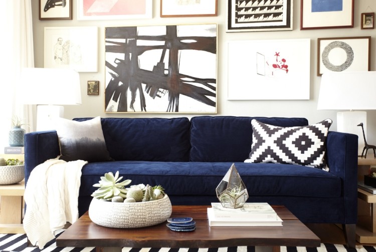 möbleringsidéer-vardagsrum-mysig-svart-vit-blå-soffa-sammet-klädsel-matta-vägg-design
