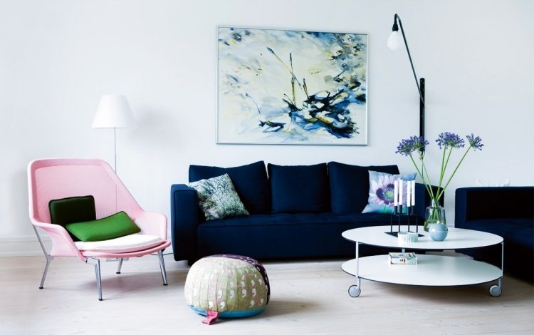 möbleringsidéer-vardagsrum-mysig-vit-soffa-mörkblå-fåtölj-rosa-puff-design