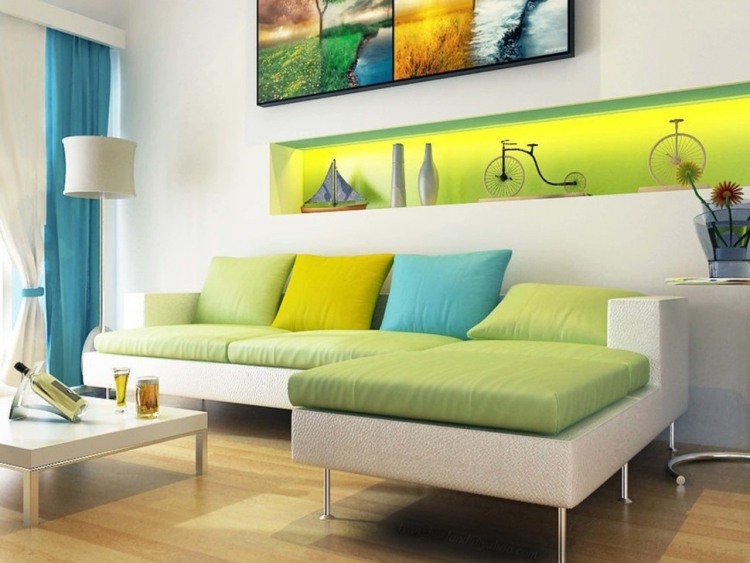 möbleringsidéer-vardagsrum-mysigt-hörn-soffa-grönt-lysande-vägg-hylla-indirekt-belysning
