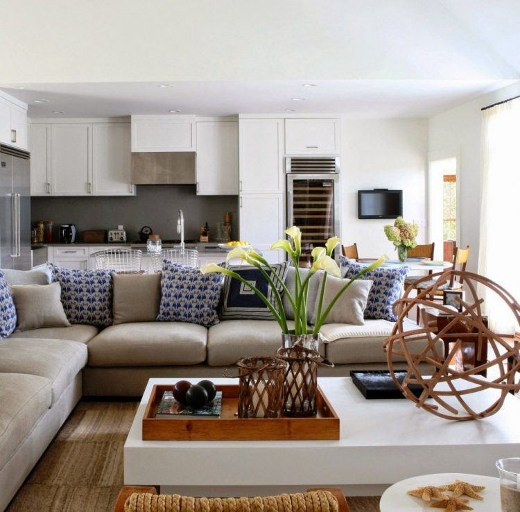 möbleringsidéer-vardagsrum-mysigt-öppet-kök-soffa-grå-kuddar-blå-soffbord-vit-rektangulär