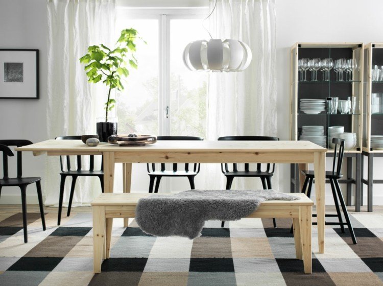 matta matsal schackbräda design ljus trä bänk i skandinavisk stil