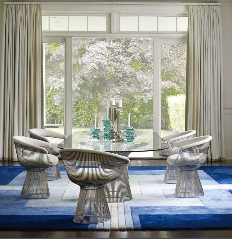 matsal matta blått vitt mönster moderna stolar korg vitt glasbord