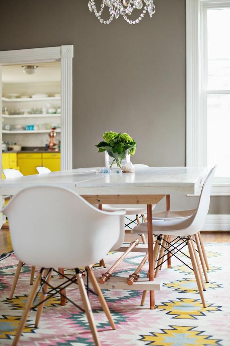 matta matsal pastellfärger vit eames stolar grå vägg modern skandinavisk
