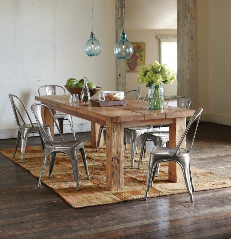 matta matsal parkett lapptäcke kilim varma färger träbord metall stolar