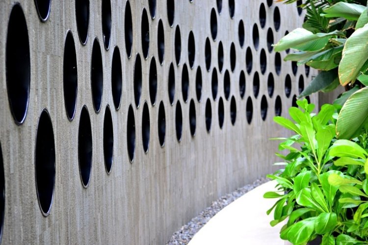trädgård-landskapsarkitektur-vägg-staket-betong-luckor-dekorativa-grus-väg-växter