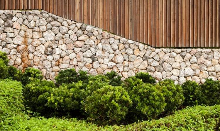 trädgård-landskapsarkitektur-staket-vägg-buske-växter-natursten-trä