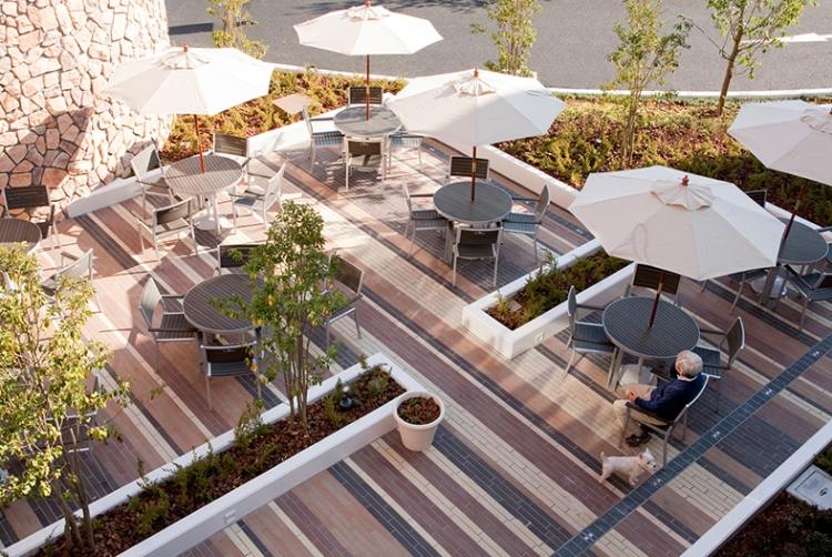 trädgård-landskapsarkitektur-café-stad-parasoll-bord-sittplatser-växter-träd