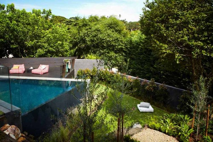 trädgård-landskapsarkitektur-infinity pool-växter-träd-buskar-gräsmatta-solstolar-lounge-relax