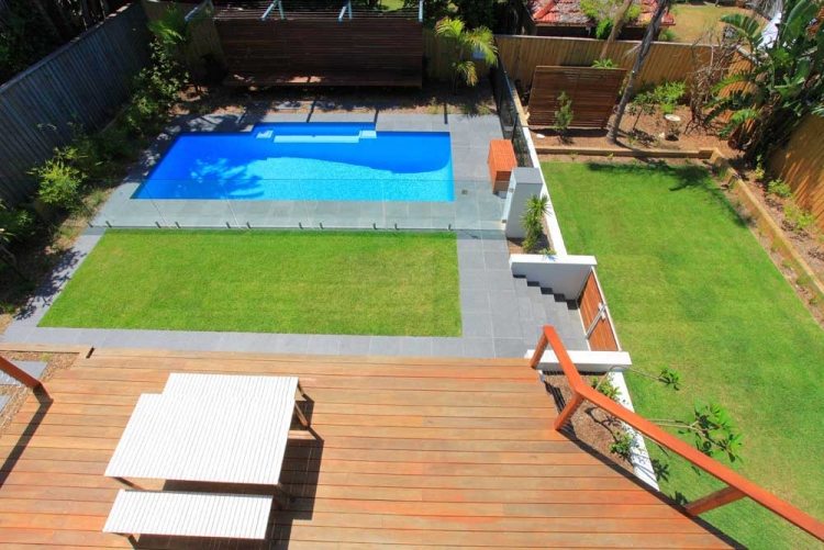 trädgård-landskapsarkitektur-pool-betong-kakel-trä-golv-gräsmatta-steg-simning-pool-träd