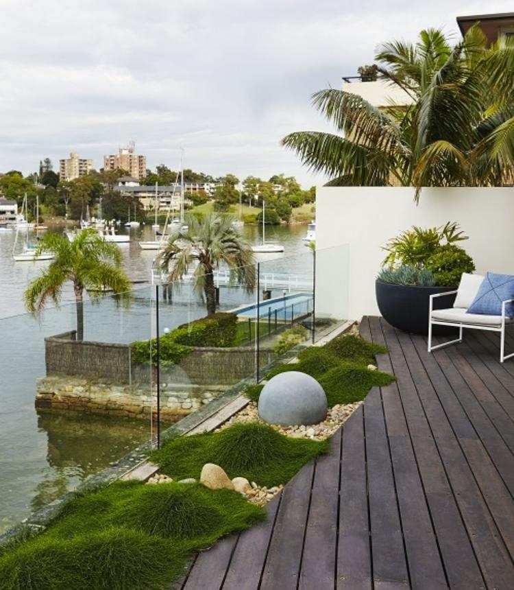 trädgård-landskapsarkitektur-glasräcken-växter-grus-trä-golv-sittplatser-hav