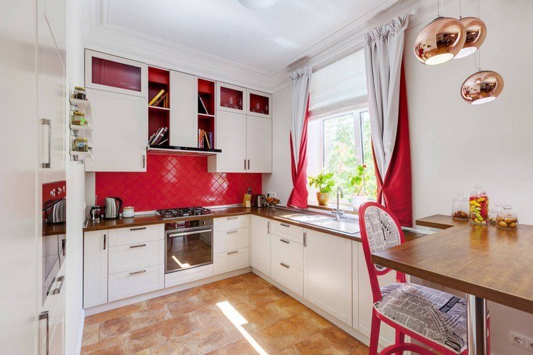Fönsterridåer idéer kök-modern-ljus-grå-röd-kombination