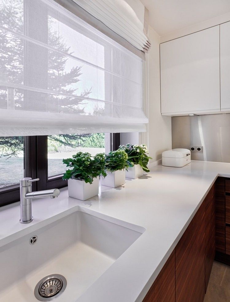 Fönsterridåer idéer kök-moderna-romerska persienner-vit-vit-bänkskiva-trä-fronter
