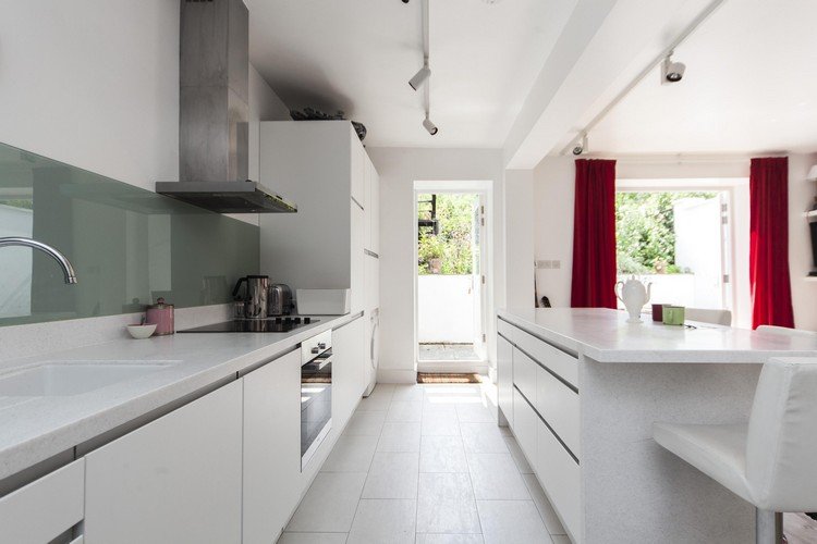 Fönsterridåer-idéer-kök-modernt-rött-ogenomskinligt-vitt-kök