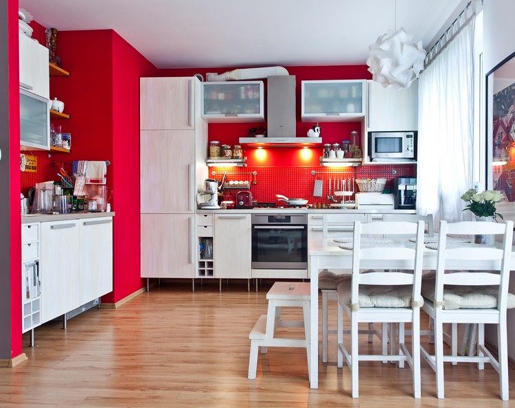 Fönsterridåer-idéer-kök-modern-vit-röd-vägg-måla-kök-rad-ljus-trä
