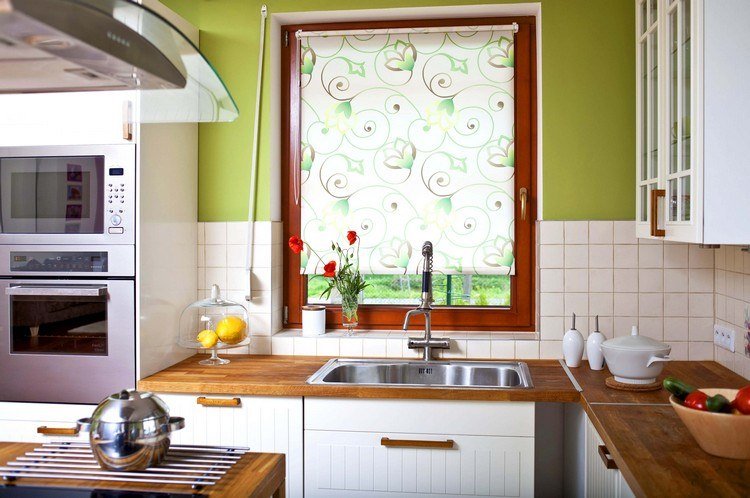 Fönsterridåer-idéer-kök-moderna-romerska persienner-grönt-mönstrat-trä-bänkskiva-grönt-väggfärg