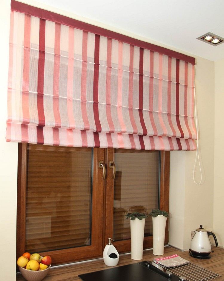 Fönsterridåer-idéer-kök-moderna-romerska persienner-randiga-rosa-nyanser