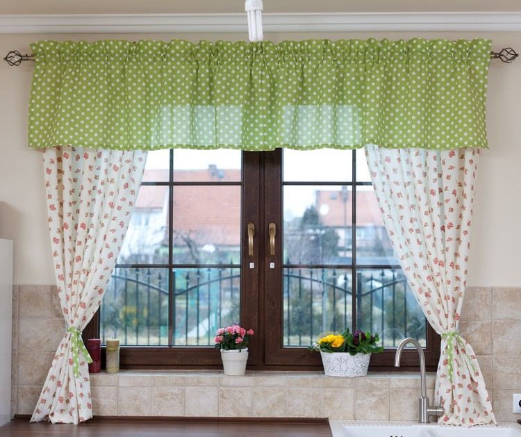 Fönster-gardiner-idéer-kök-kort-grönmönstrade