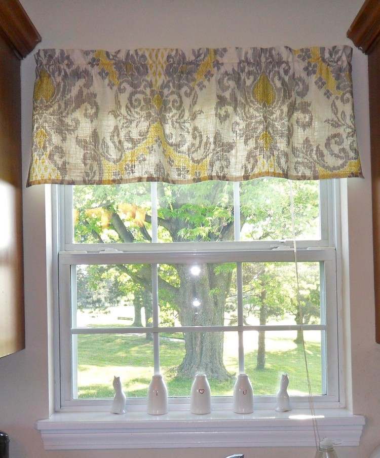 fönster-gardiner-kök-kort-dekorativa-grå-gulmönstrade