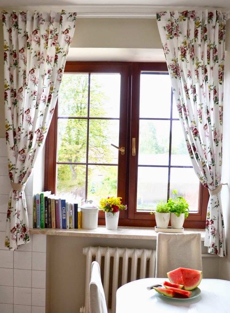 Fönster-gardiner-kök-blomma-mönster-vit-bakgrund