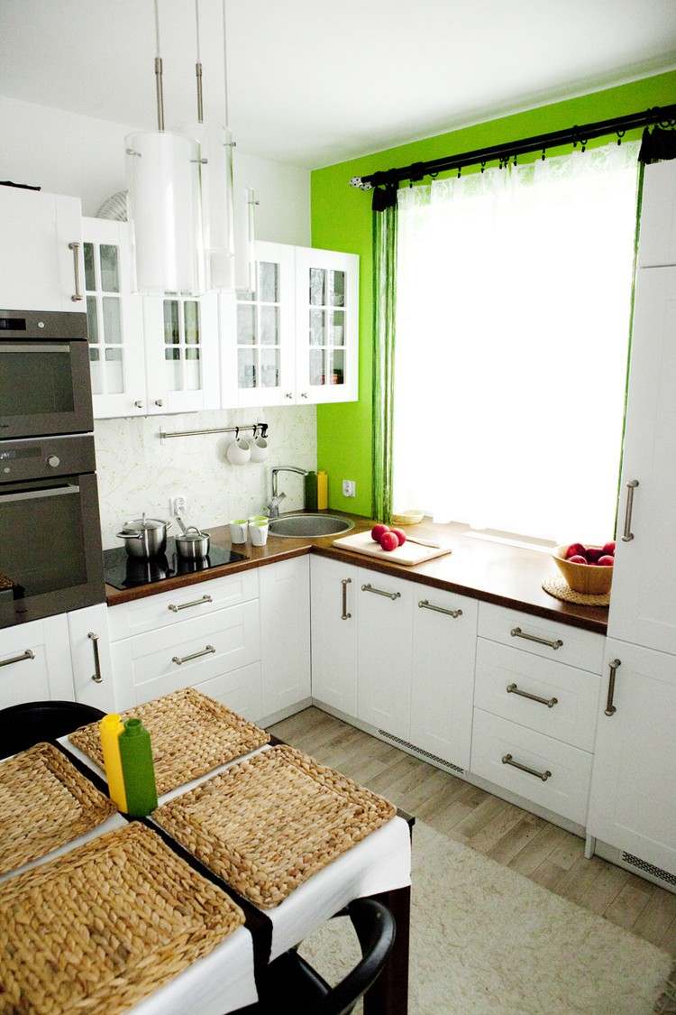 köksgardiner-vit-genomskinlig-grön-väggfärg