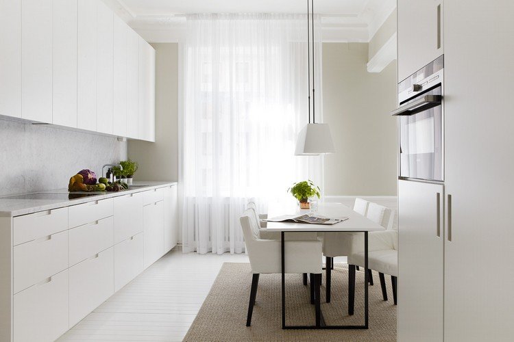 Fönsterridåer idéer kök-modern-genomskinlig-vit-golvlängd