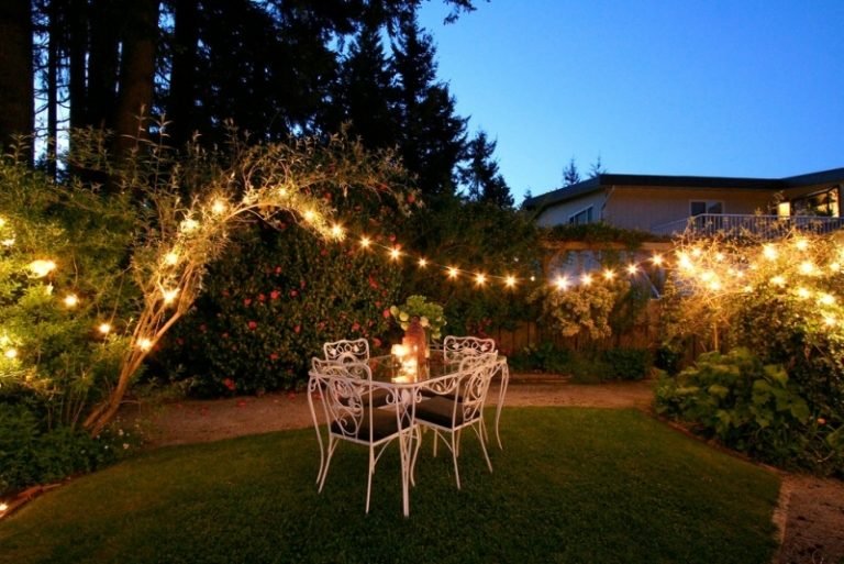Trädgårdsbelysning idéer fest-fe lampor-buskar-smidesjärn-möbler