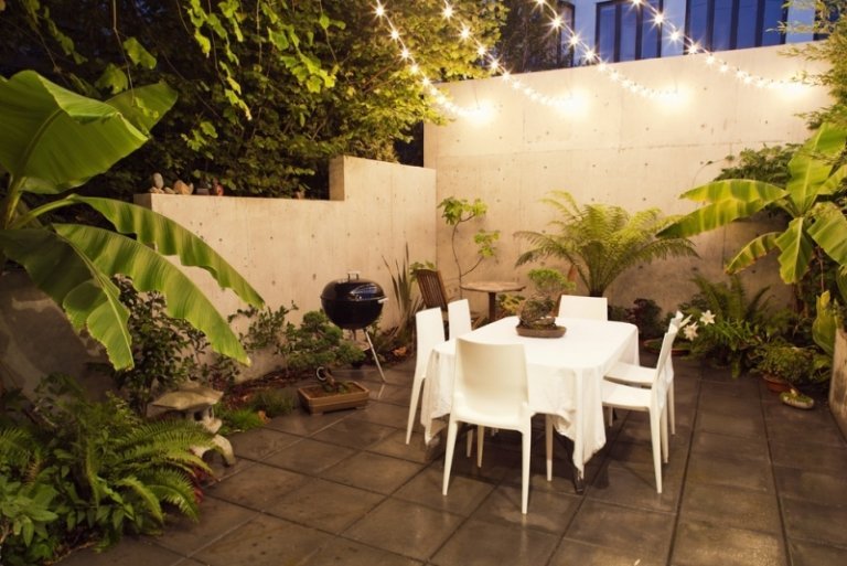 trädgårdsbelysning-idéer-led-fe-lampor-betong-vägg
