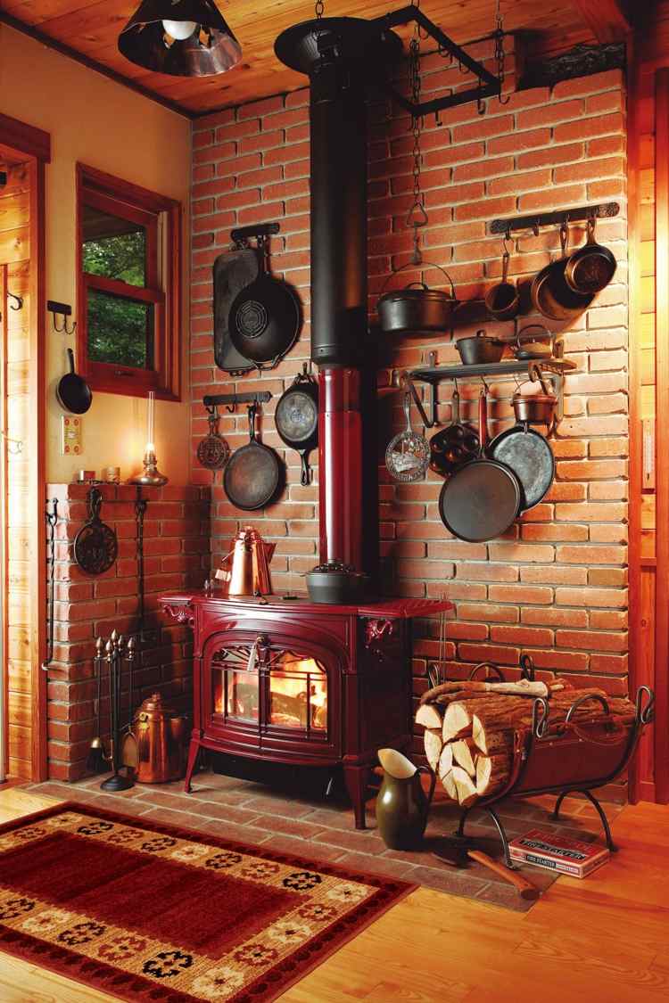 Använd väggen bakom spisen för att hänga upp köksredskap eller tillbehör