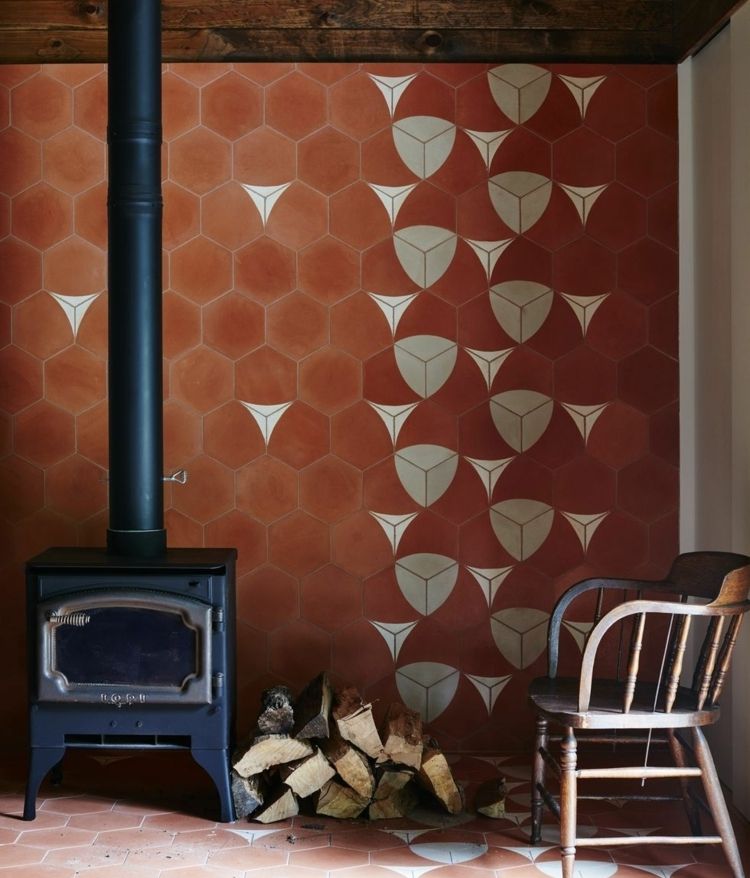Unik väggdesign med roströda hexagonplattor och mönster