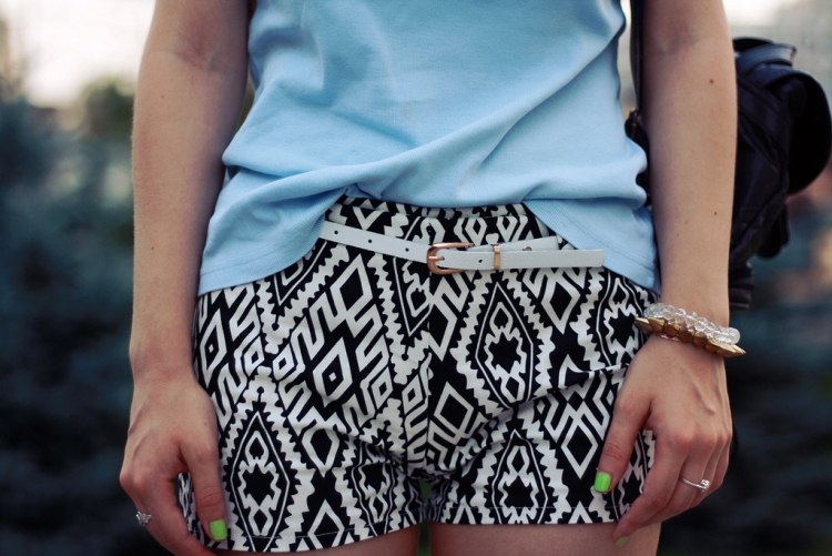 hotpants-outfit-summer-black-white-aztec-pattern-blue-top