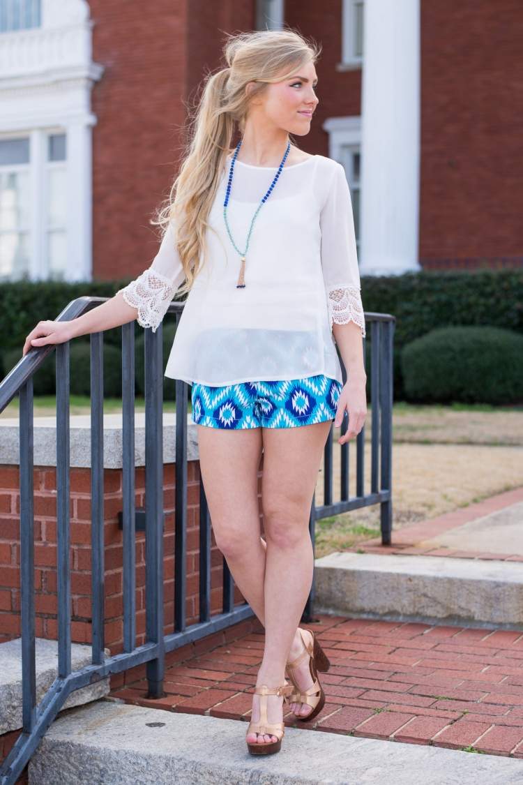 hotpants-outfit-sommar-aztec-mönster-blå-vit-chiffong-blus